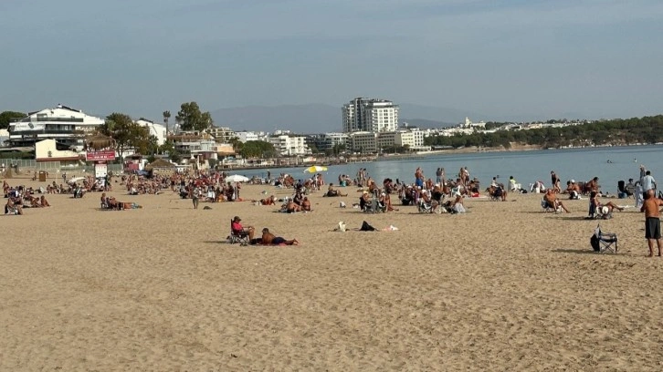 Aydın Didim'de vatandaşlar Kasım ayında denize girmenin keyfini yaşadı