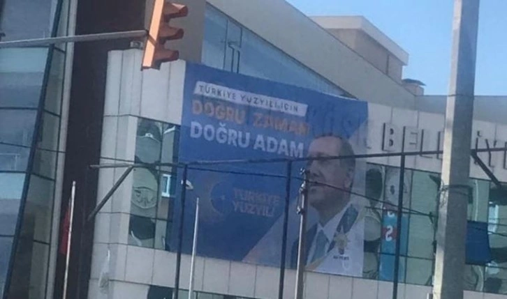 Aydın’da kamu binasına AKP afişi asıldı