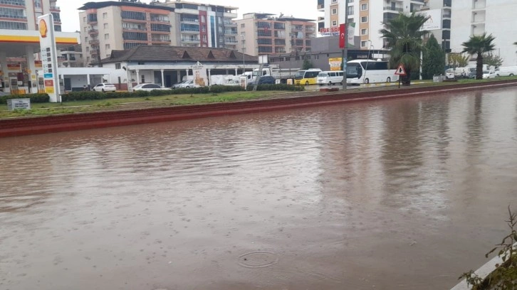 Aydın’da sağanak yağış yol kapattı