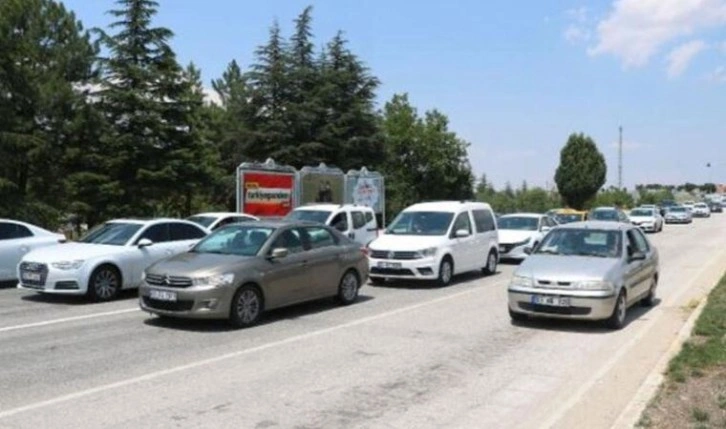 Ayfonkarahisar-Antalya kara yolunda bayram dönüş trafiği