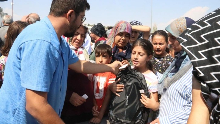 Bağcılar Belediyesi'nden depremzede öğrencilere kırtasiye ve çanta desteği