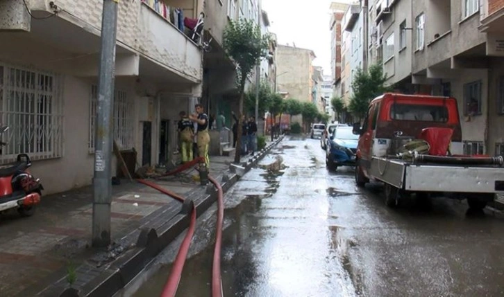 Bağcılar'da ev ve işyerlerini su bastı: 'Çocuğumu ölmek üzereyken kurtardım'