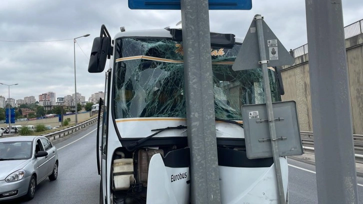 Bağcılar'da işçi servisi kaza yaptı: 13 kişi yaralandı