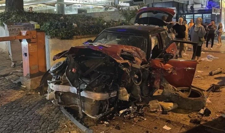 Bağdat Caddesi'nde otomobil duvara çarptı: 3 yaralı