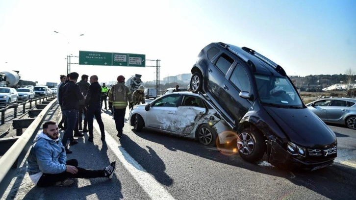 Bahçelievler'de görenleri şaşkına çeviren kaza cip aracın üstüne çıktı