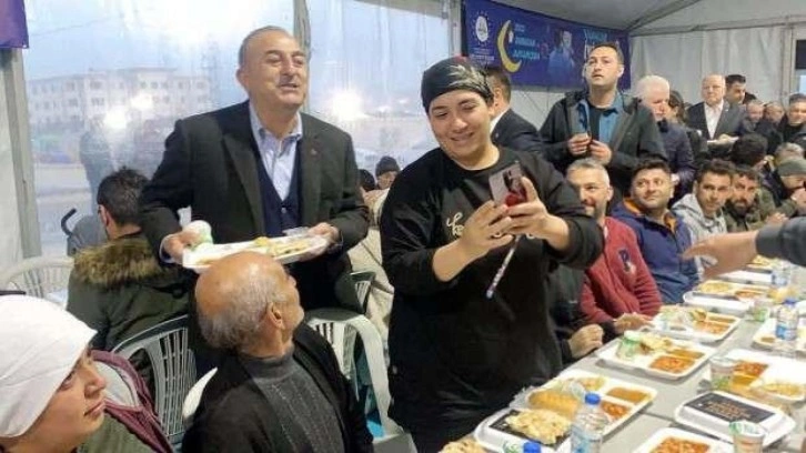 Bakan Çavuşoğlu, depremzedelerle iftarını açtı