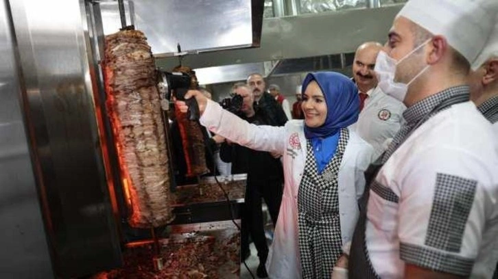 Bakan Göktaş açılışını yaptığı aşevinde yemek kazanlarının başına geçip döner kesti