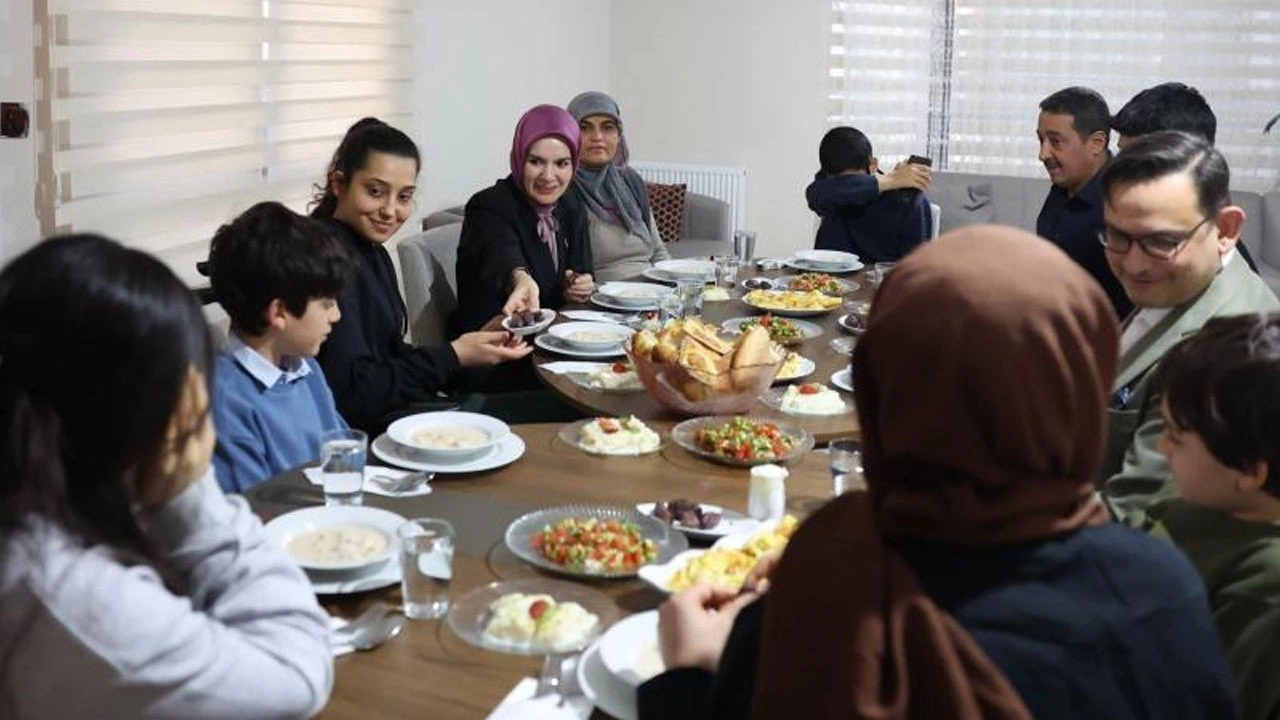 Bakan Göktaş depremzede Sınırgeç ailesinin iftar sofrasına konuk oldu