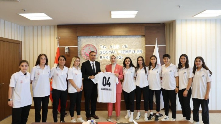 Bakan Göktaş, kadın futbolcularla bir araya geldi