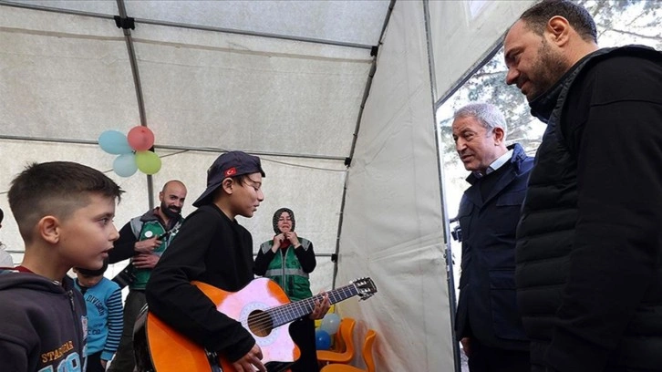 Bakan Hulusi Akar'dan depremzede çocuklara 'moral' ziyareti