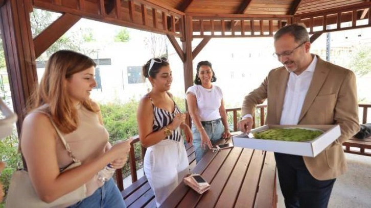 Bakan Kasapoğlu, yurtlarına yerleşmek için gelen öğrenci ve ailelerine ikramda bulundu