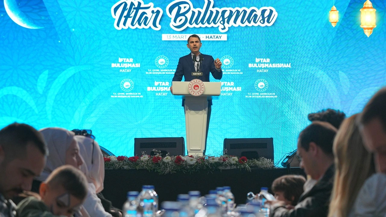 Bakan Kurum Hatay’da yeni evlerine taşınan depremzedelerle sokak iftarına katıldı