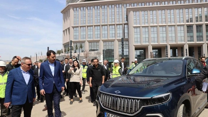 Bakan Kurum, yerli otomobil Togg'un şoför koltuğuna geçti