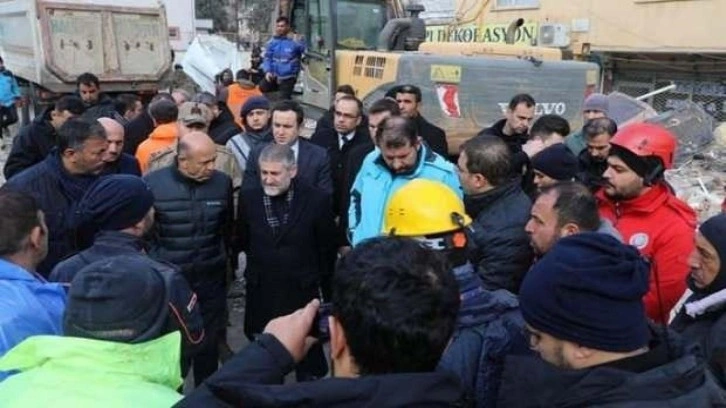 Bakan Nebati, Şanlıurfa'da enkaz alanlarında incelemelerde bulundu