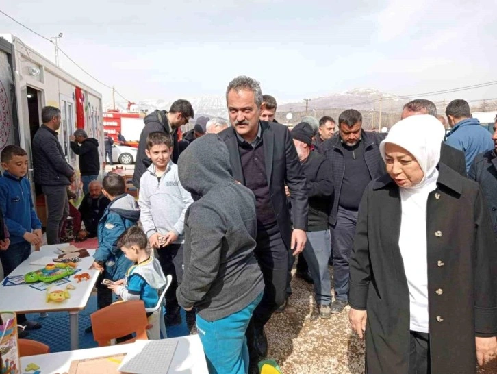 Bakan Özer, Doğanşehir'de konteyner kenti ziyaret etti