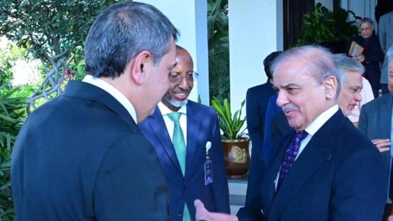 Bakan Tekin, Pakistan Başbakanı Şahbaz Şerif ile bir araya geldi