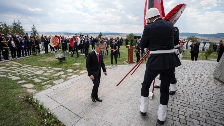 Bakan Yerlikaya, Kütahya'nın Altıntaş ilçesindeki Zafer Abidesi'ne çelenk bıraktı