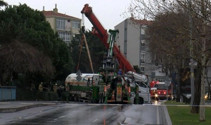 Bakırköy'de devrilen tanker kaldırıldı, yol trafiğe açıldı