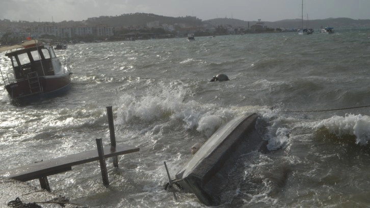 Balıkesir Ayvalık'ta fırtına ve şiddetli yağış hayatı felç etti