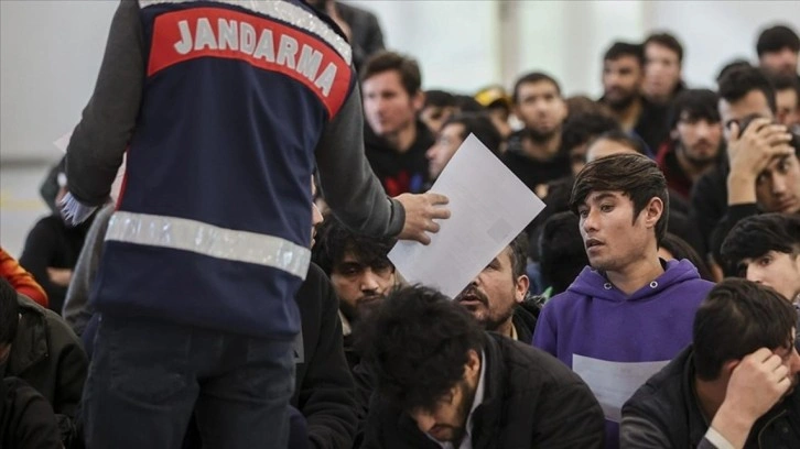 Balıkesir'de 17 düzensiz göçmen kaçakçılarla birlikte yakalandı