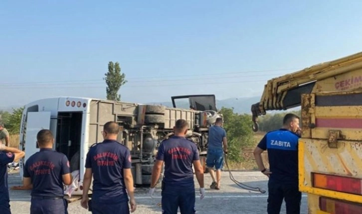 Balıkesir'de midibüs devrildi, 17 kişi yaralandı