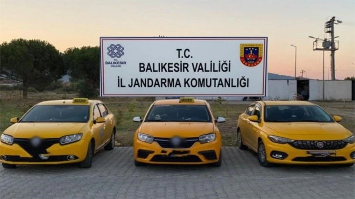 Balıkesir'de taksici kılığında göçmen kaçakçıları yakalandı!