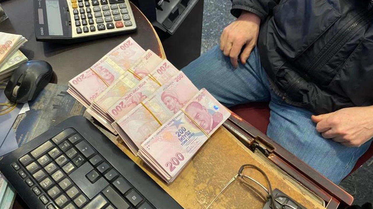 Bankadan yanlışlıkla verilen 100 bin lirayı iade etti