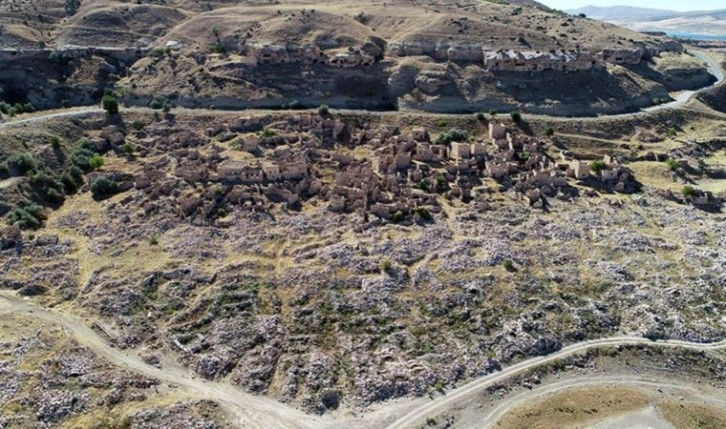 Baraj suları çekilince eski mahalle ortaya çıktı