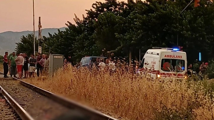 Bariyer kapalıyken karşıya geçmeye çalışan 2 kişiye tren çarptı