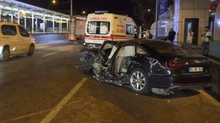 Bariyerlere saplanan otomobilin sürücüsü ağır yaralandı