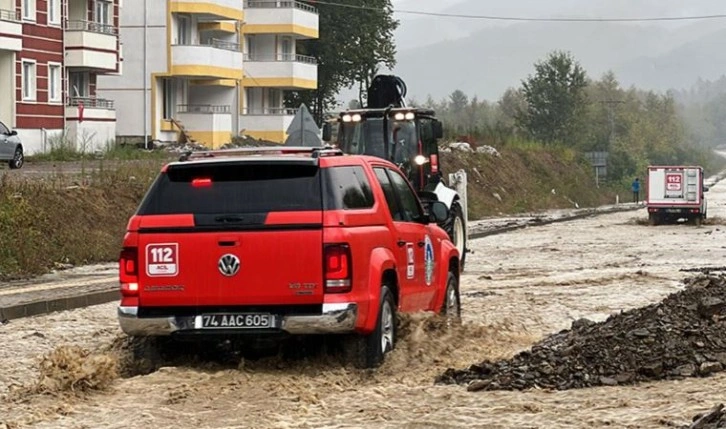 Bartın'da sağanak: Ev ve iş yerlerini su bastı, taşkın meydana geldi