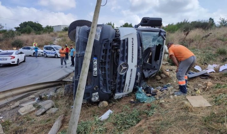 Başakşehir'de beton pompası taşıyan kamyon devrildi