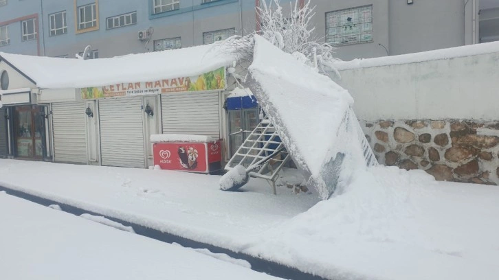 Başkale’de yoğun kar yağışı sebebiyle eğitime ara verildi