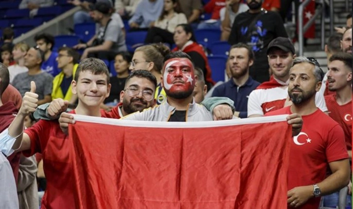 Basketbolseverler Türkiye - Fransa maçında Milli Takım'ı yalnız bırakmadı