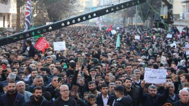 Batman'da binlerce kişi İsveç'te Kur'an-ı Kerim’in yakılmasını protesto etti