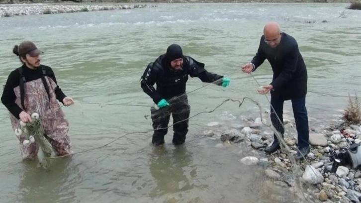 Batman’da çöpçü balığının korunması için çaylarda ağ temizliği yapıldı