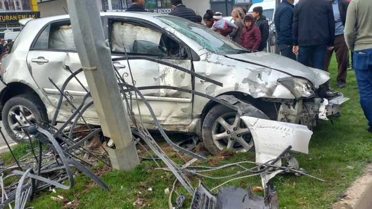 Batman'da kontrolden çıkan otomobil bariyeri aşıp direğe çarparak durdu: 1 yaralı