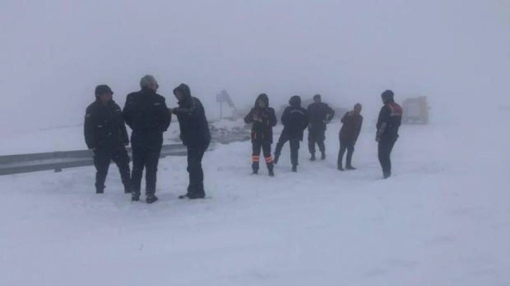 Bayburt'ta aracı kara saplanan vatandaş mahsur kaldığı yaylada kurtarıldı