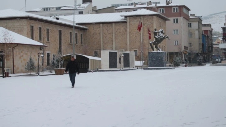 Bayburt'ta kar yüzünü yeniden gösterdi