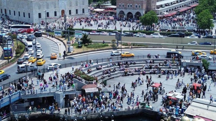 Bayramın üçüncü günü Eminönü'ne akın ettiler! İnsan seli havadan görüntülendi