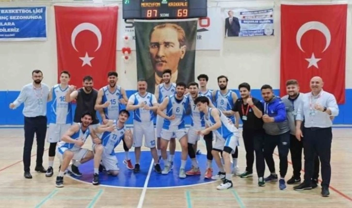 Belediye başkanı basketbol takımında oynuyor