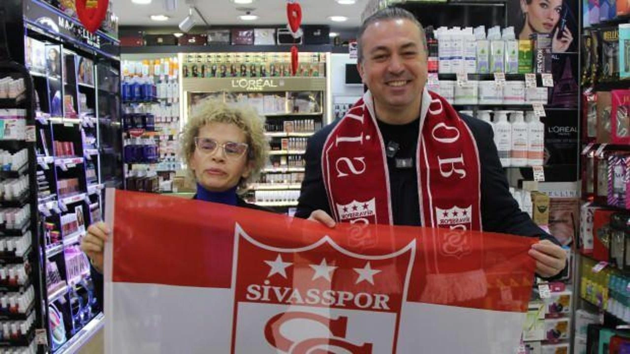 Belediye başkanı esnaflara Sivasspor bayrağı dağıttı