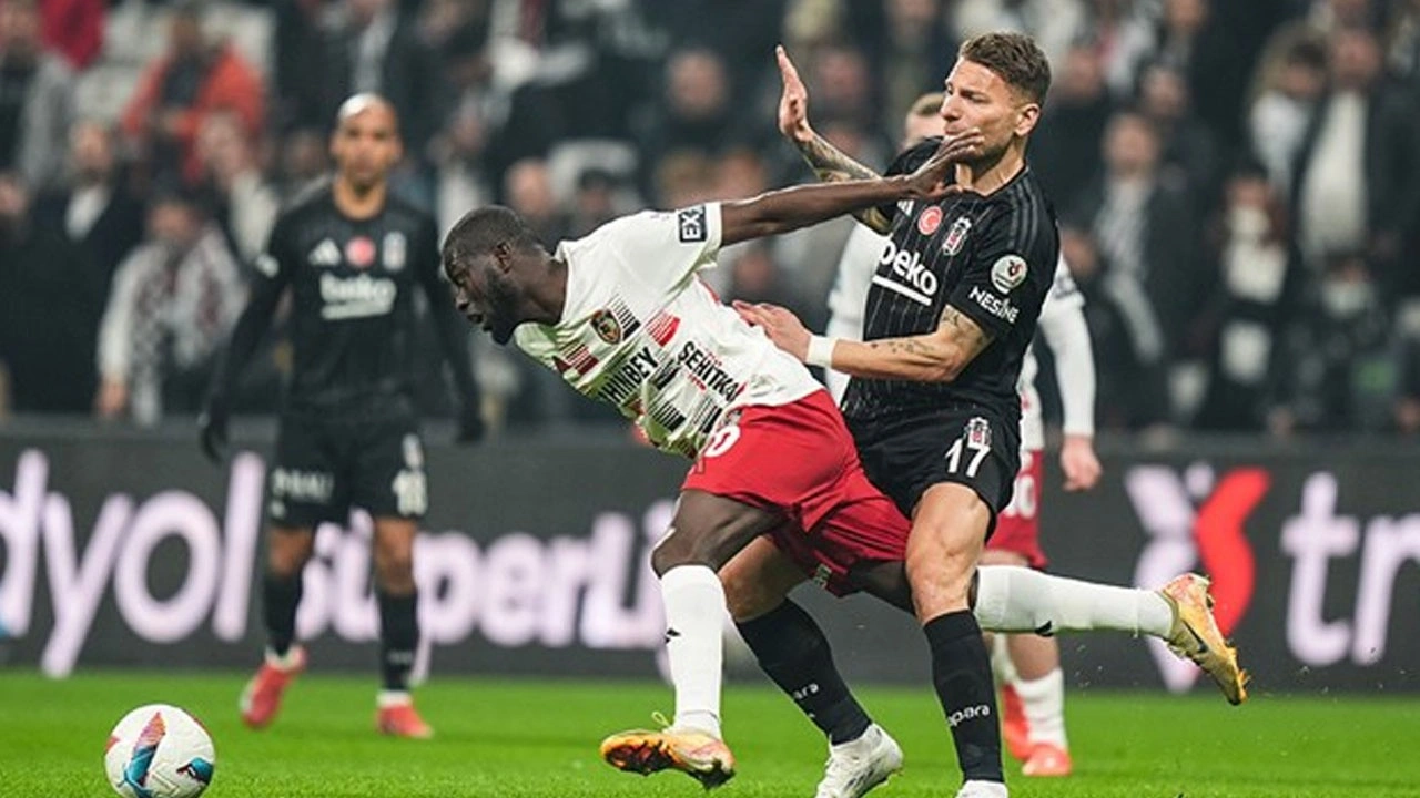 Beşiktaş tribünlerinden TFF'ye derbi mesajı: Derbide Türk hakem istemiyoruz