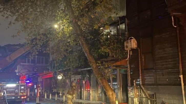 Beşiktaş’ta 2 katlı ahşap binada bulunan lüks kafe alev alev yandı