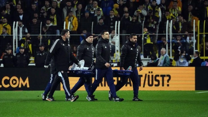 Beşiktaş'ta sakatlık şoku! Yıldız futbolcu dev derbide sedyeyle sahayı terk etti