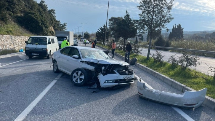 Beton direğe çarpan otomobilin sürücüsü yaralandı