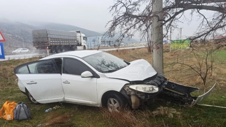 Beton elektrik direğine çarpan otomobilde 3 kişi yaralandı