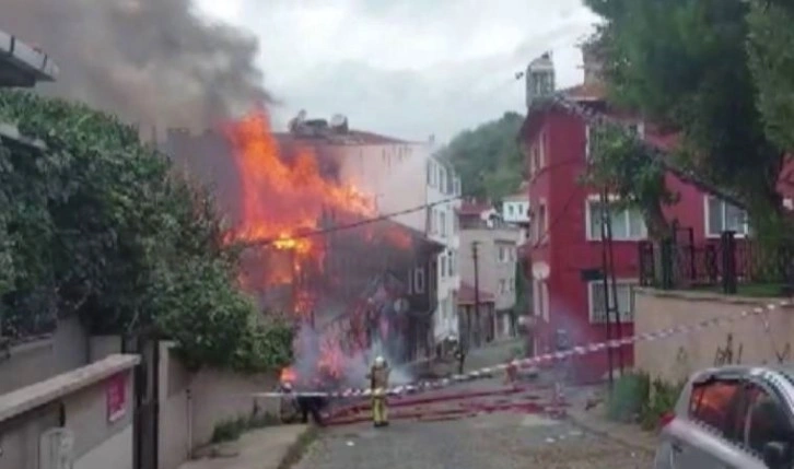 Beykoz’da 2 katlı ahşap bina alevlere teslim oldu: 2 yaralı