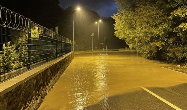 Beykoz'da sağanak sebebiyle caddeler ve evleri su bastı, bir eve yıldırım düştü