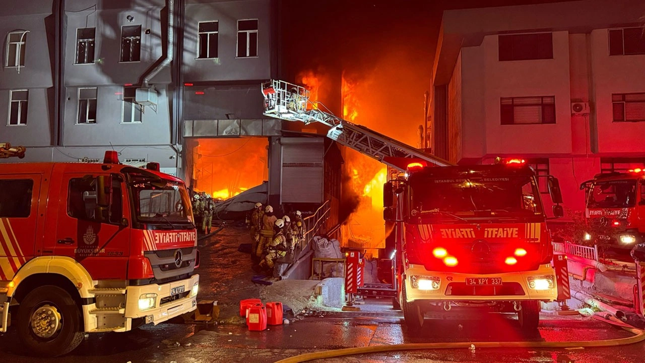 Beylikdüzü’nde çıkan fabrika yangını 8 saattir sürüyor